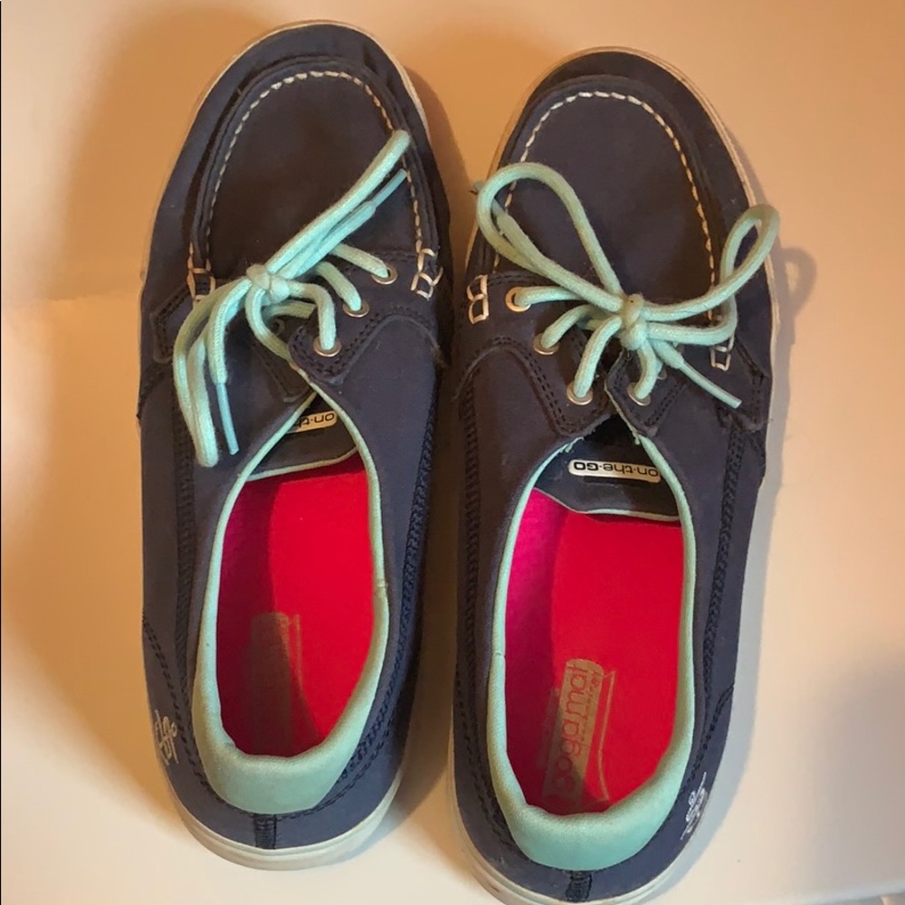 Navy & light blue sketchers on the go 🏃🏼‍♀️🌊